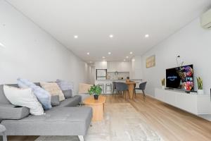 Luxury 2Bed 2bath Apartment with Distance Harbour Bridge View 6km from CBD