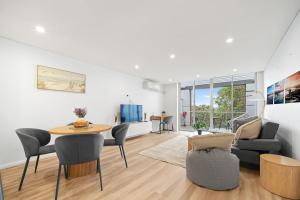 Luxury 2Bed 2bath Apartment with Distance Harbour Bridge View 6km from CBD