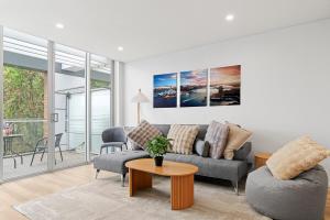 Luxury 2Bed 2bath Apartment with Distance Harbour Bridge View 6km from CBD