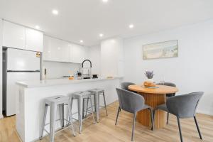 Luxury 2Bed 2bath Apartment with Distance Harbour Bridge View 6km from CBD