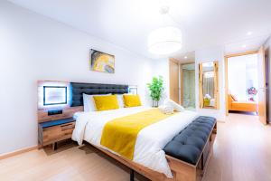 M REVASION Appt 3 chambres , front de lac , piscine chauffée privée