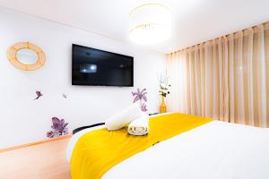 M REVASION Appt 3 chambres , front de lac , piscine chauffée privée