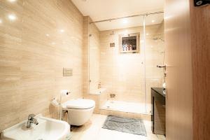 M REVASION Appt 3 chambres , front de lac , piscine chauffée privée