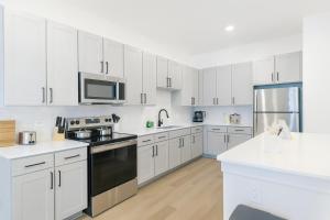 Stunning modern KINGbed pool washer dryer gym