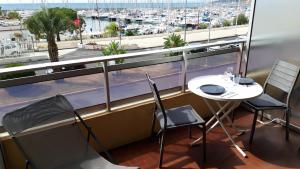 Studio vue mer, balcon face port de Garavan, plage et gare à pied