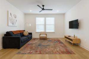 A plus Location WorkerFriendly KINGbed Pool Gym Modern