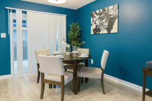 King bed pool gym BBQ theHeights LongStayDiscount