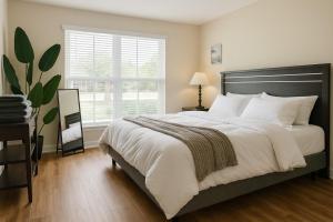 King bed pool gym BBQ theHeights LongStayDiscount