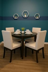 Pool gym BBQ modern apt near theHeights