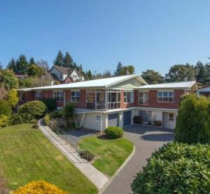 Springfield bliss with Lake view