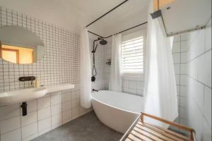 3BR Charming Queenslander Cottage mins drive to Brisbane CBD and Gabba Stadium!