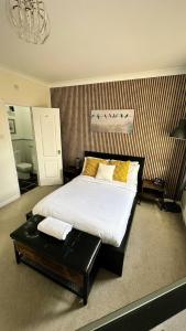 Beautiful Bedroom En-suite hotel standard