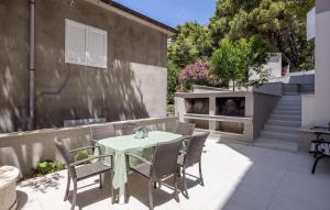 Beautiful Apartment In Dingac With Wifi