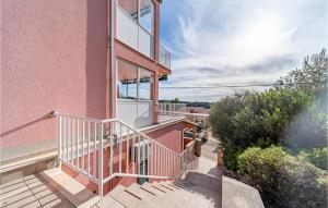 Gorgeous Apartment In Karbuni With Wifi