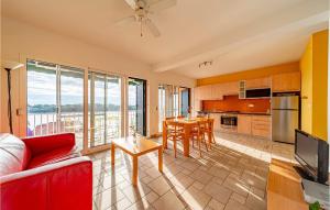 Gorgeous Apartment In Karbuni With Wifi