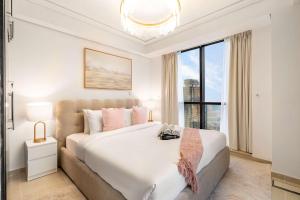 Free housekeeping visits during your stay - StayShort - Stylish 2-Bedroom in JLT That Sleeps 6 Comfortably