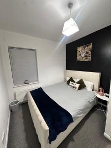 Spacious 3 bedroom home, sleeps 8, Parking, Central Rochester