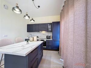 Peaceful Home with Private Pool and Rooftop Jacuzzi