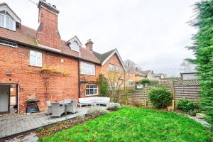 3-Bedroom Home with Garden & Free Parking Near Stansted Airport
