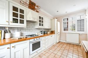 3-Bedroom Home with Garden & Free Parking Near Stansted Airport