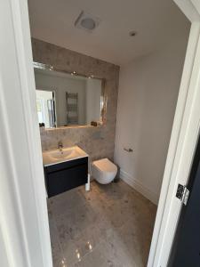 Stylish 5-Bed Home Minutes from Windsor Castle