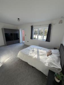 Stylish 5-Bed Home Minutes from Windsor Castle