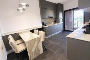 Luxury 2 Bedroom Apartment Pool & Garden Wifi