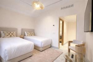 Luxury 2 Bedroom Apartment Pool & Garden Wifi