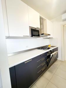 CONDOMINIO STEJ - Vicino al Mare, Posto Auto, Via Bafile