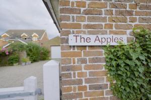 Quirky & cosy 1 or 2 bedroom house in peaceful village