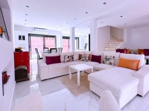 3 bedroom villa with private pool near centre