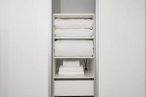 Szurmana Modern Stay Apartment by BookingHost