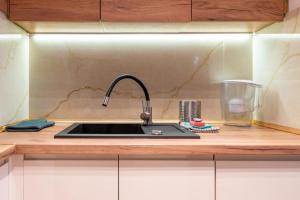 Szurmana Modern Stay Apartment by BookingHost