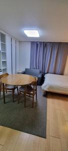 HWAGOK HAM STAY, Hongdae 20 minute