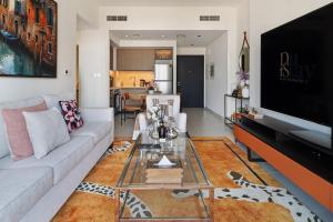 Stylish 1BR, Walk to Burj Khalifa and Dubai Mall