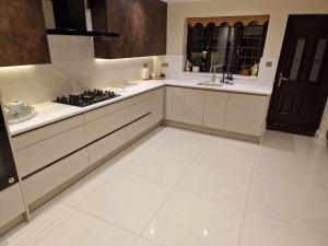 5 Bed 5 Bath Luxury Home Near Heathrow Free Parking