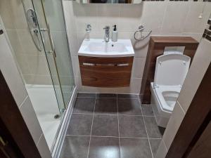 5 Bed 5 Bath Luxury Home Near Heathrow Free Parking