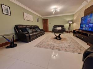 5 Bed 5 Bath Luxury Home Near Heathrow Free Parking