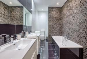 Silhouette by Solea Holiday Homes - Contemporary Living