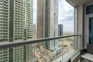 Free housekeeping visits during your stay - StayShort - Contemporary 1BR Escape for 4 in Dubai Marina
