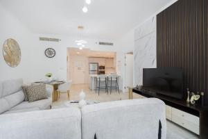 Free housekeeping visits during your stay - StayShort - Contemporary 1BR Escape for 4 in Dubai Marina