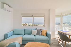 Sea-view apartment with Pool next to marina & beach