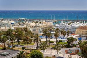 Sea-view apartment with Pool next to marina & beach