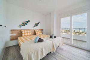 Sea-view apartment with Pool next to marina & beach