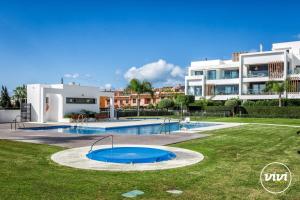 ViVi Homes - Sublime Close to the beach, Garden, Pool & Hot Tub