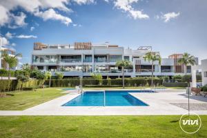 ViVi Homes - Sublime Close to the beach, Garden, Pool & Hot Tub