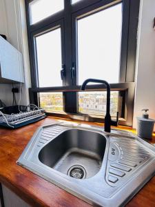 Comfy 2-Bedroom Apt 10mins Walk to Beach - GBHC8