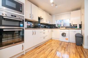 5 bed house with free secure parking in pleasant quiet location
