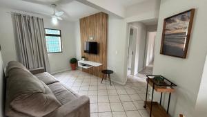 Apto com ótima localização, centro de Meia Praia