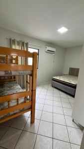 Apto com ótima localização, centro de Meia Praia